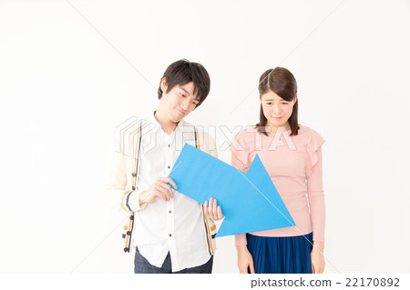 有箭頭的男人和婦女 22170892