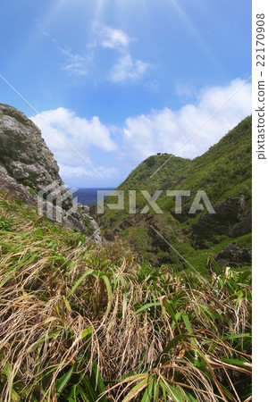 石垣島的懸崖在沖繩島石垣島的全景。 石垣島的懸崖在沖繩島石垣島的全景。 22170908