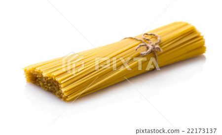 uncooked spaghetti closeup 22173137