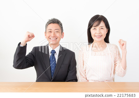 一對夫婦被提出來 22175683