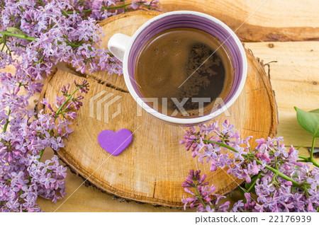 Cup of coffee and spring flowers 22176939