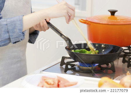 Frying pan at hand Gas stove Frying pan at hand Gas stove 22177079
