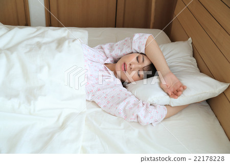 Women sleeping deeply in futon 22178228