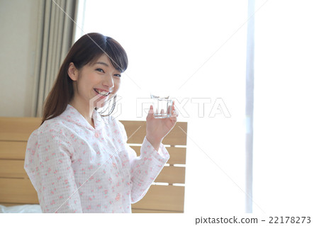 穿著睡衣的女人喝杯水 22178273