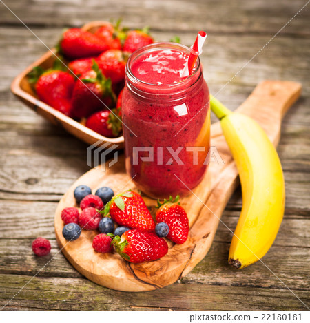 Fresh berry smoothie Fresh berry smoothie 22180181