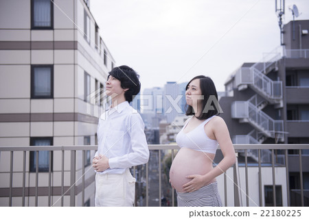 一對年輕夫婦決定在這個城市分娩 22180225