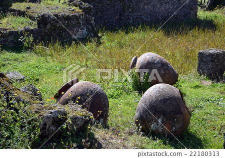 old historic vases in pompei city excavation italy old historic vases in pompei city excavation italy 22180313