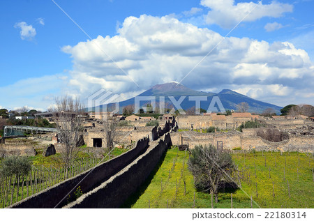 long road and vesuvius cloudy sky from pompei city 22180314
