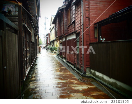 Higashi-chaya rain falling in the street back street 22181505