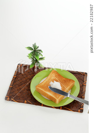 Pour coconut oil on toast Pour coconut oil on toast 22182987