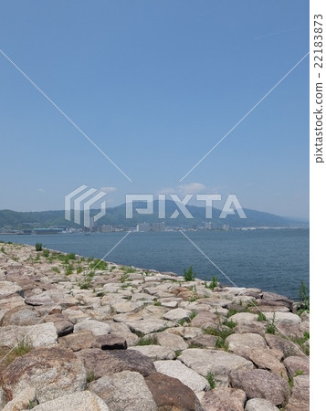 天空和山脈，琵琶湖和岩石（垂直對角線） 22183873