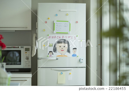 Pictures of children affixed to the refrigerator Pictures of children affixed to the refrigerator 22186455