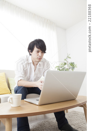 在家操作膝上型計算機的一個人 在家操作膝上型計算機的一個人 22188368