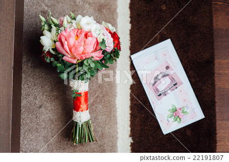 Bridal bouquet of roses on brown mat 22191807