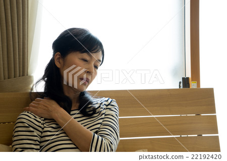 一個女人抱著一個肩膀 22192420