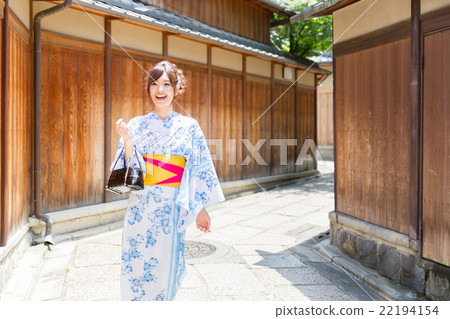 一個女人穿著浴衣 一個女人穿著浴衣 22194154