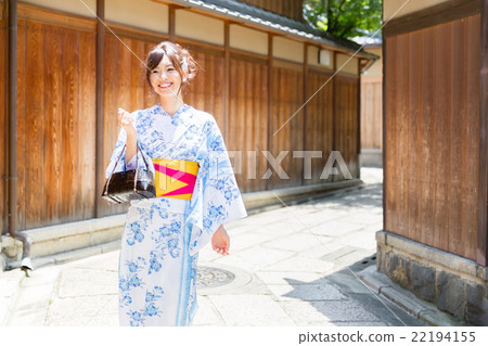 一個女人穿著浴衣 22194155