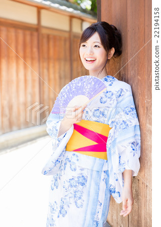 一個女人穿著浴衣 一個女人穿著浴衣 22194158