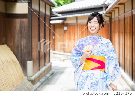 A woman in a yukata 22194170