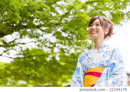 一個女人穿著浴衣 22194176