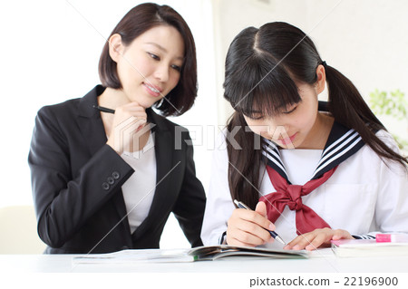 Teacher watching students 22196900