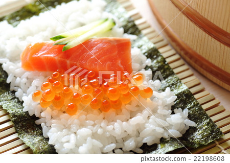 Hand rolled sushi 22198608