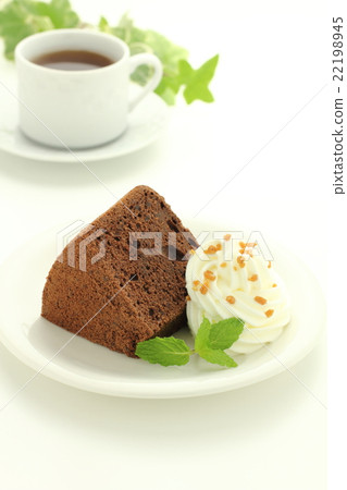 Chocolate chiffon cake 22198945