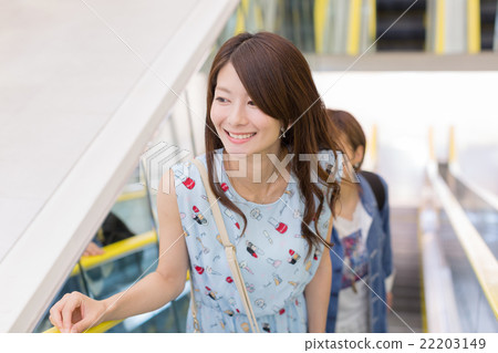 兩個人騎自動扶梯 22203149