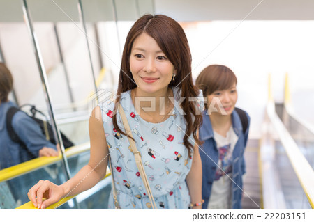 兩個人騎自動扶梯 22203151