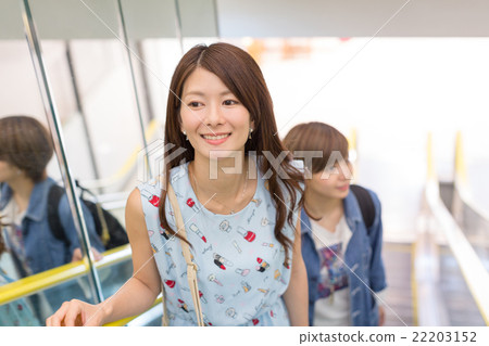 兩個人騎自動扶梯 22203152