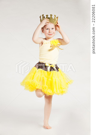 Little girl in yellow Little girl in yellow 22206081