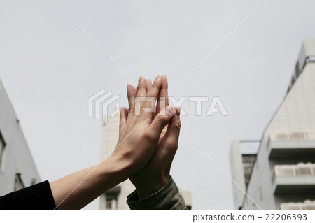 年輕人的手高觸摸建築和天空“背面的位置 22206393