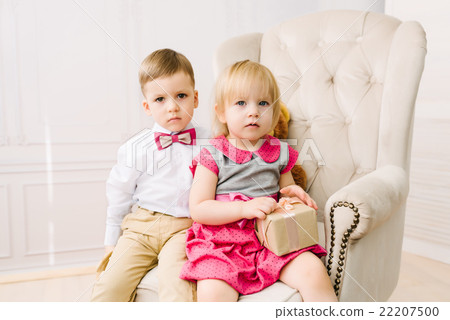 Boy gives a girl gift Boy gives a girl gift 22207500