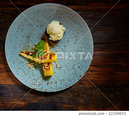 Grilled pineapple with vanilla ice cream 22209053