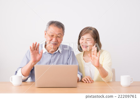 Senior couple (personal computer, video phone) 22209761