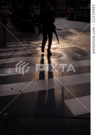 People in the rain 22210483