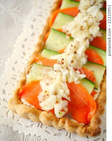 Quiche of cucumber and smoked salmon (up) 22210951