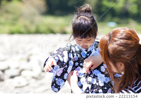 穿著yukata的父母和孩子使用在河 22213154