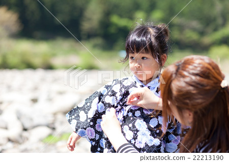 穿著yukata的父母和孩子使用在河 22213190