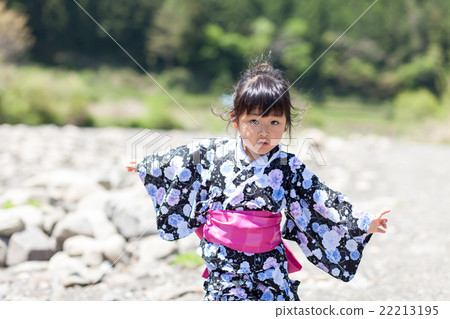 女孩在河裡穿著浴衣 22213195