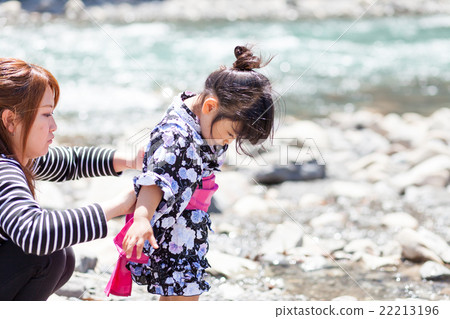 穿著yukata的父母和孩子使用在河 22213196