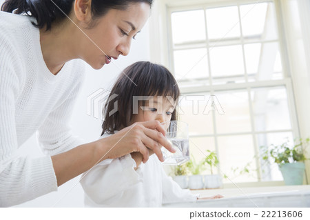 Lifestyle girls and moms 22213606