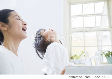 Lifestyle girls and moms Lifestyle girls and moms 22213608