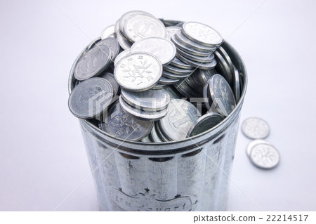 One yen coin in the garbage can 22214517