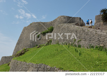 Katsuren城堡的廢墟，遊客通過的三個圓圈（城堡門），Umami市，沖繩 22215317