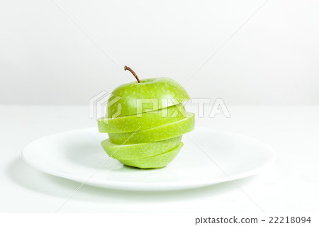 Slices of green apple in a  plate 22218094