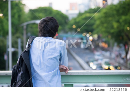 看著主要街道的一個人 22218556