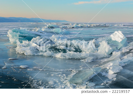 Large blocks of ice crack. 22219557