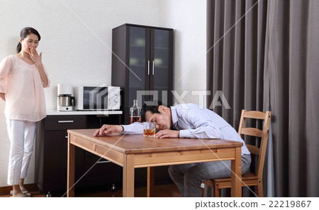 一個睡著喝酒的男人 一個睡著喝酒的男人 22219867