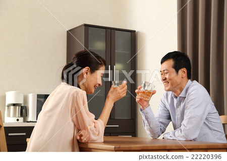一對好朋友中間的中間夫婦晚餐喝一杯 22220396